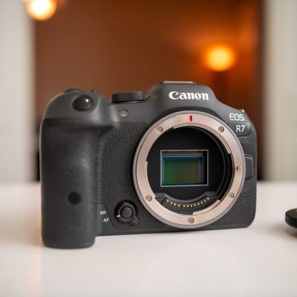 Canon EOS R7 Camera - Image 6